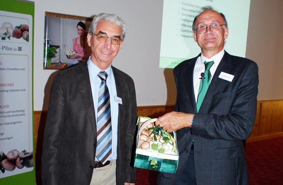 Dr. Herbert Funk, rechts, freut sich über einen Korb frischer Champignons aus den Händen des BDC-Vorsitzenden Franz Schmaus