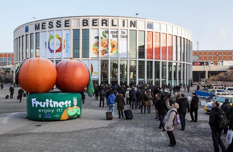 Schon vor dem Eingang zeigt die FRUIT LOGISTICA, wie bunt und vielseitig die Welt der essbaren Früchte ist