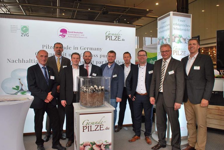 Für „Pilze made in Germany“ stehen diese BDC-Mitglieder und ihre engagierten Mitarbeiter. Von links nach rechts: BDC-Pilzbotschafter Peter Marseille, Dr. Torben Kruse, Alfred Evers, Marcel Minuth, Patrick Deckers, Andreas Wohlers, Matthias Surmann, Johannes Lücker und Christian Vogt.