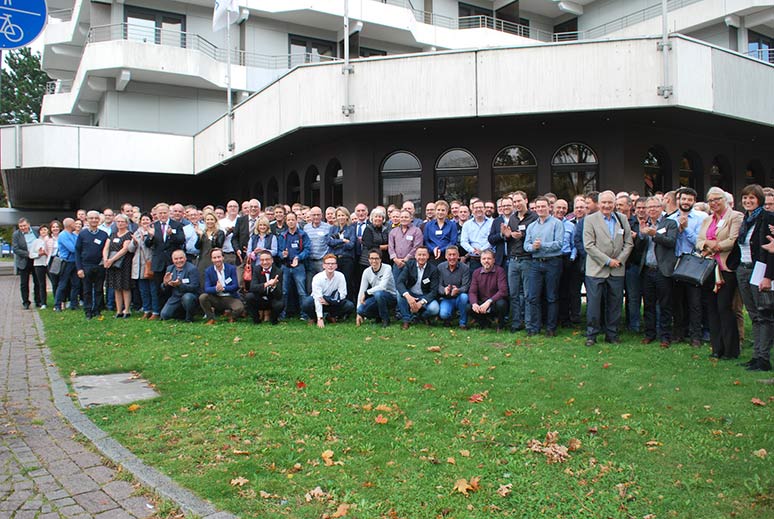 Mehr als 160 Teilnehmer versammelten sich vor dem Hotel in Darmstadt zum Gruppenbild – diese Zahl ist aus Sicht des BDC neuer Teilnehmerrekord.