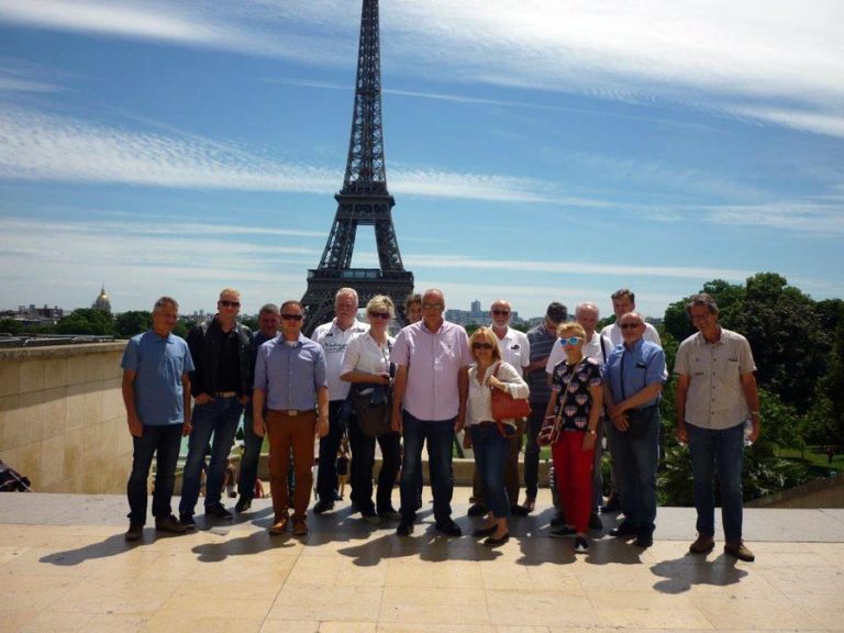 Gruppenfoto mit dem Eifelturm, in Paris natürlich ein Muss