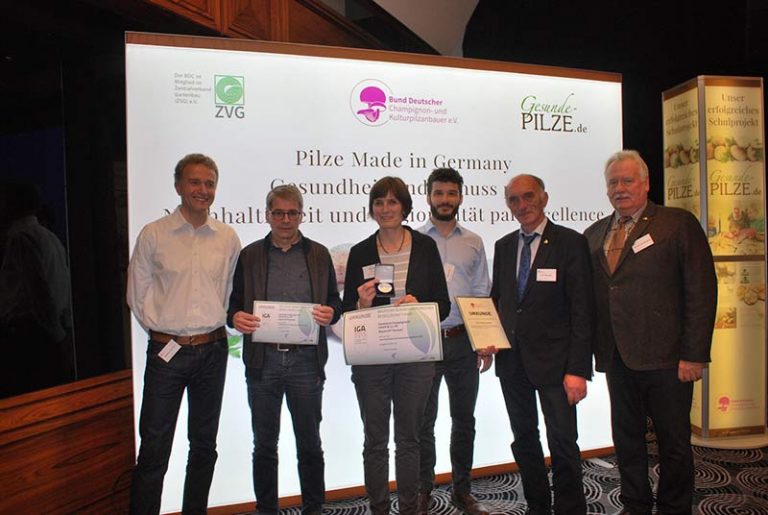 Waldemar Schuller, links, holte mit C. van de Wijdeven und Annette Guhde das Team aus Tietzow mit auf die Bühne. Max Dohme, Peter Marseille und Michael Schattenberg freuen sich über die engagierten Mitstreiter.