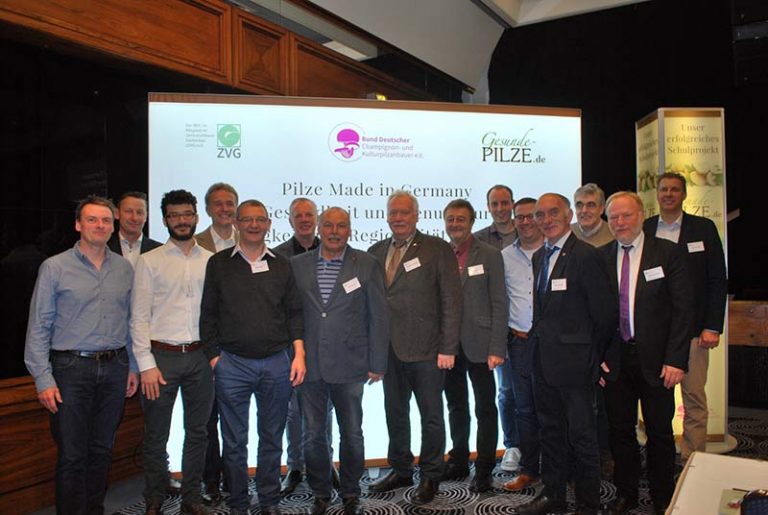 Vorstand und Beirat des BDC, von links nach rechts: Alfred Evers, Andreas Wohlers, Max Dohme, Waldemar Schuller, Benno Moser, Michael Böging (stellvertretender Vorsitzender), Hans Deckers, Michael Schattenberg (Vorsitzender), Ulrich Groos, Marco Deckers (Schatzmeister), Andreas Surmann, Pilzbotschafter Peter Marseille, Hans-Günther Rühl, Jochen Winkhoff (Geschäftsführer) und Christian Vogt.