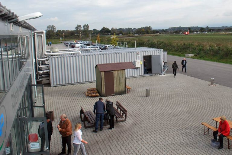 Der große Container vor dem Betrieb in Bürstadt ist heute das Pendant zum Kesselhaus.