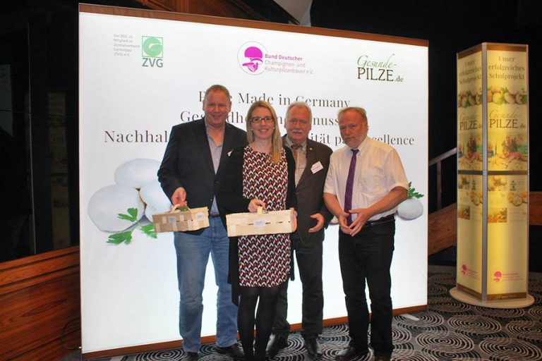 Dr. Eva Stüber, Mitte, freut sich über frische Champignons aus den Händen vom BDC-Vorsitzenden Michael Schattenberg, rechts. Mit dabei: Henk Teben, links, und BDC-Geschäftsführer Jochen Winkhoff.