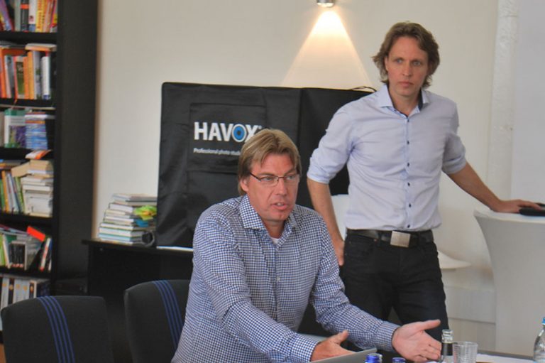 Andre Lassan, links, und Claus-Jürgen Fischer von der Agentur Leonardo, stellen dem BDC-Werbeausschuss die neuen Inhalte für die Internetseite vor.