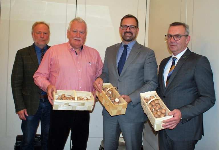 Ein Körbchen frischer Pilze ist Gästen des BDC immer gewiss, von links nach rechts: BDC-Geschäftsführer Jochen Winkhoff, BDC-Vorsitzender Michael Schattenberg, ZVG-Generalsekretär Bertram Fleischer und ZVG-Präsident Jürgen Mertz.