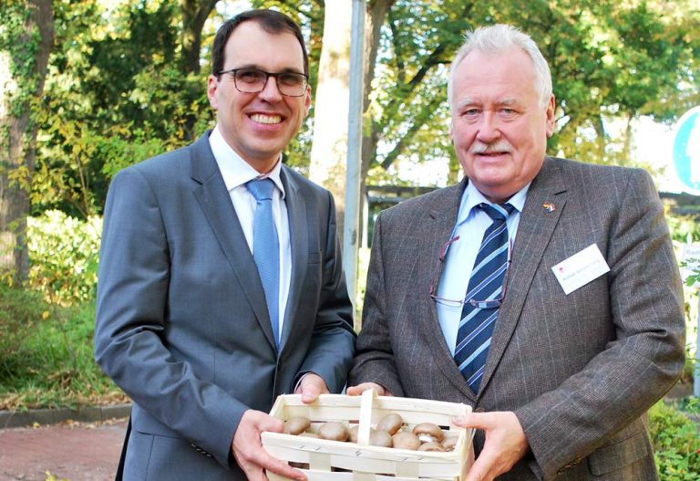 Mit einem Körbchen frischer Pilze bedankt sich der BDC-Vorsitzender Michael Schattenberg, rechts, bei Prof. Dr. Jürgen Hermeler für den Vortrag zum spannenden Thema Kältetechnik.