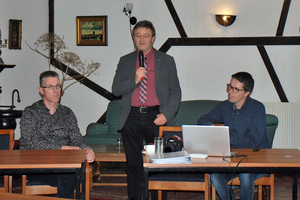 Roland von Dorenmaate, HLP-Geschäftsführer Ulrich Groos und Bob Holtermans, von links nach rechts, diskutierten intensiv mit den Zuhörern zum Thema Automatisierung.