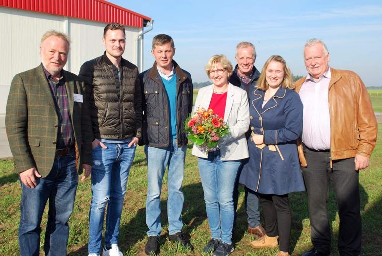 Fröhliches Gruppenbild als Abschluss der gelungenen 70. BDC-Tagung nach der Betriebsbesichtigung bei Wulfers Bio-Champignons, von links nach rechts: BDC-Geschäftsführer Jochen Winkhoff, Joachim, Werner und Maria Wulfers, Michael Böging, Laura Lafutene und der BDC-Vorsitzende Michael Schattenberg.
