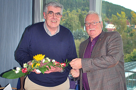 Georg Heinrich Rühl, links, wird vom BDC-Vorsitzenden Michael Schattenberg in Heiligenstadt aus der aktiven Verbandsarbeit verabschiedet.