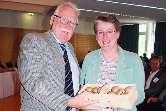 Ein Körbchen mit frischen Champignons aus Thüringen aus den Händen vom BDC-Vorsitzenden Michael Schattenberg für Dr. Gaby-Fleur Böl