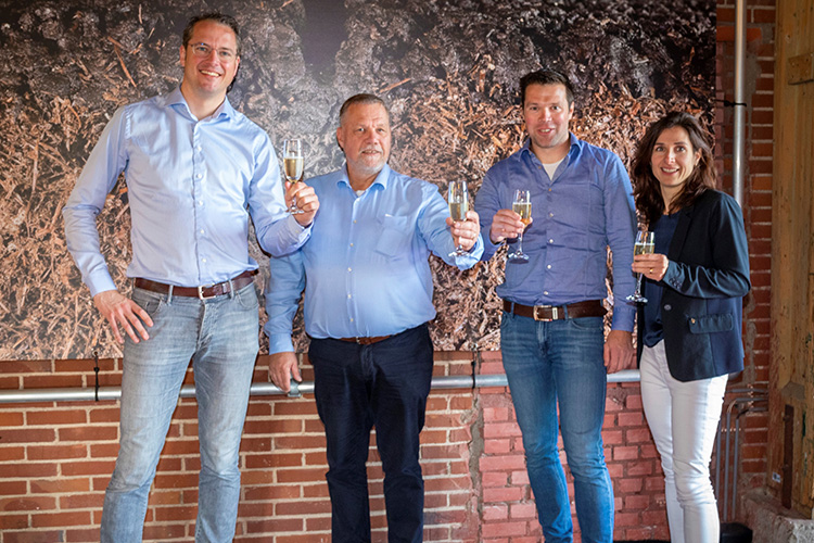 Das Management von CNC und Legro feiern die neue Partnerschaft.